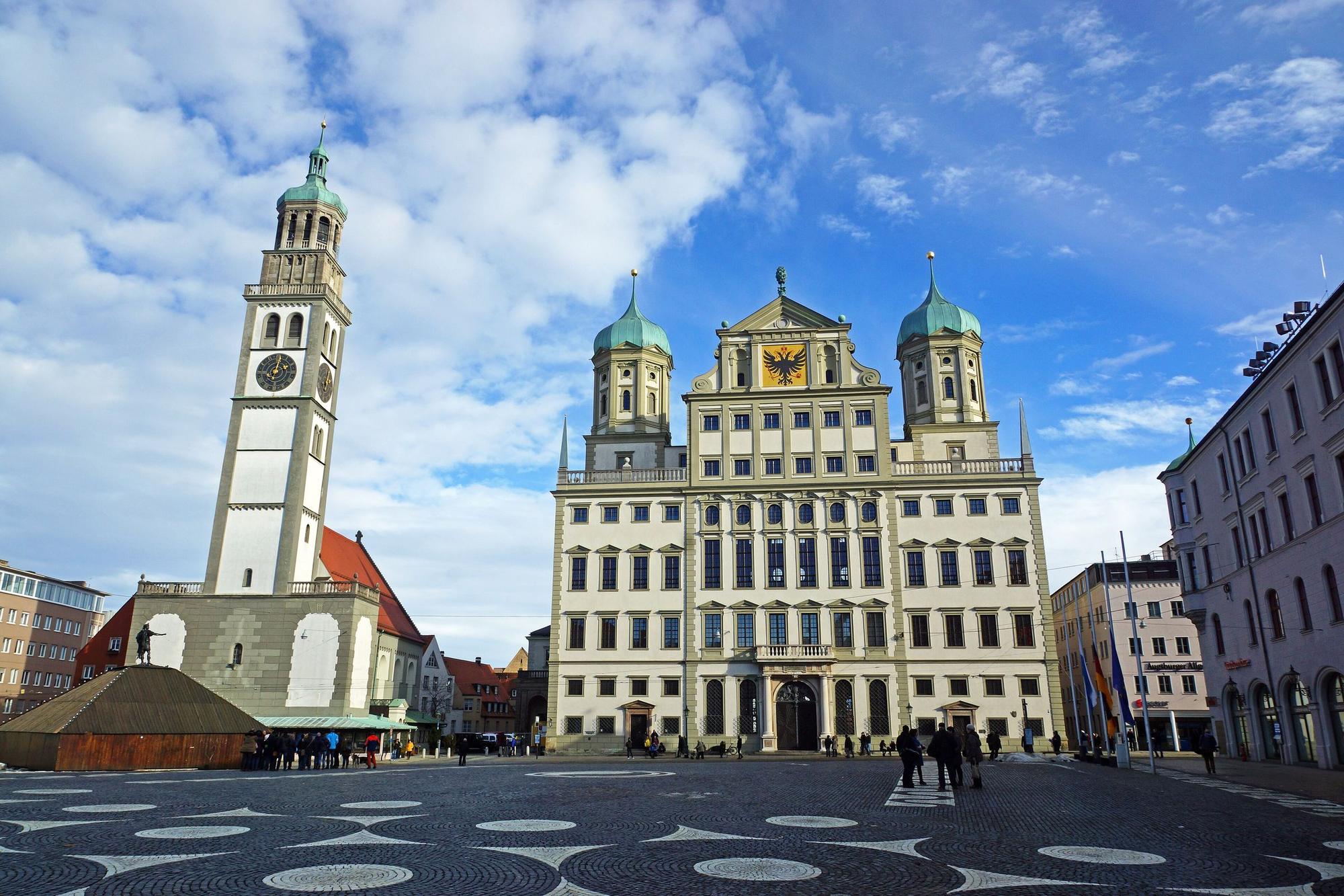 Augsburg: Rathausplatz mit Rathaus und Perlachturm