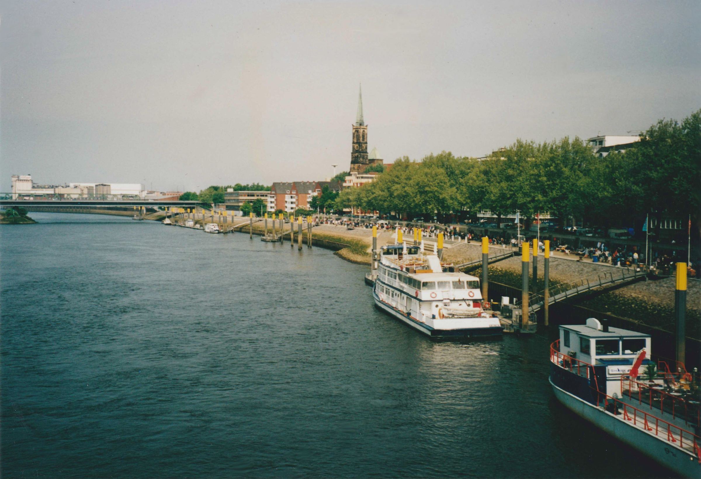 Bremen: Weserufer mit Blick auf die Innenstadt