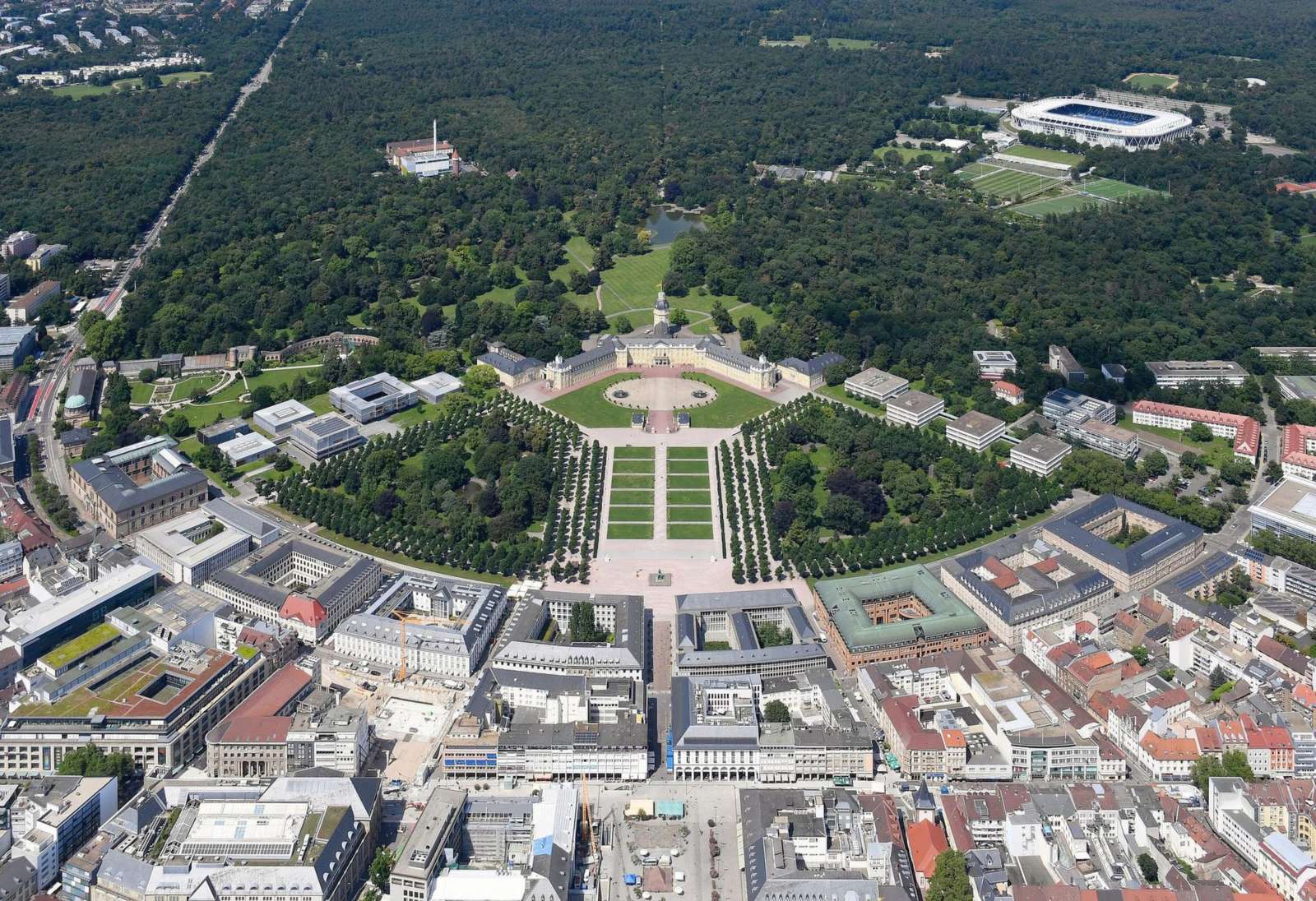Karlsruhe: Luftbild von Schloss und Schlossgarten