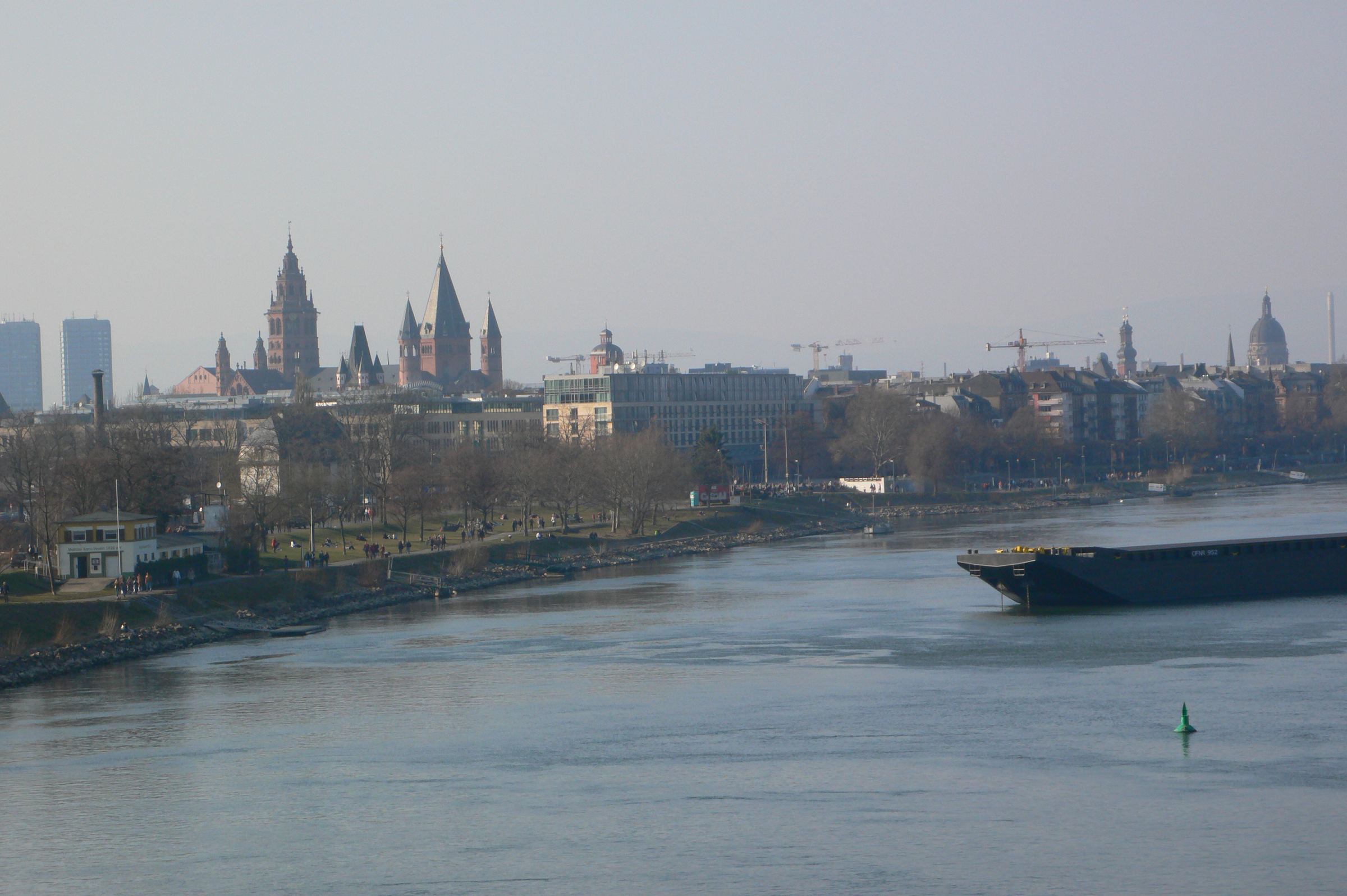 Mainz: Rheinufer mit Dom, von der Eisenbahnbrücke gesehen