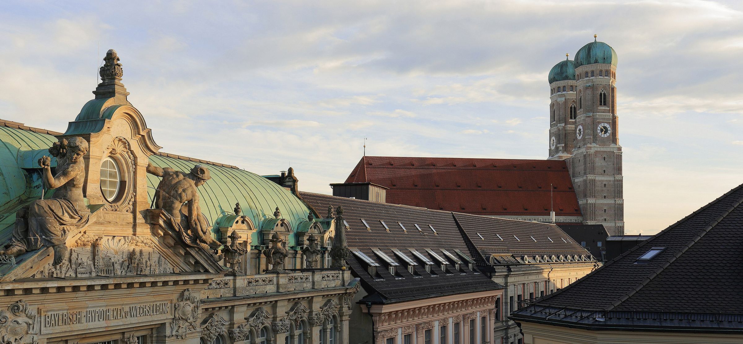 München: Dächer der Innenstadt mit Frauenkirche