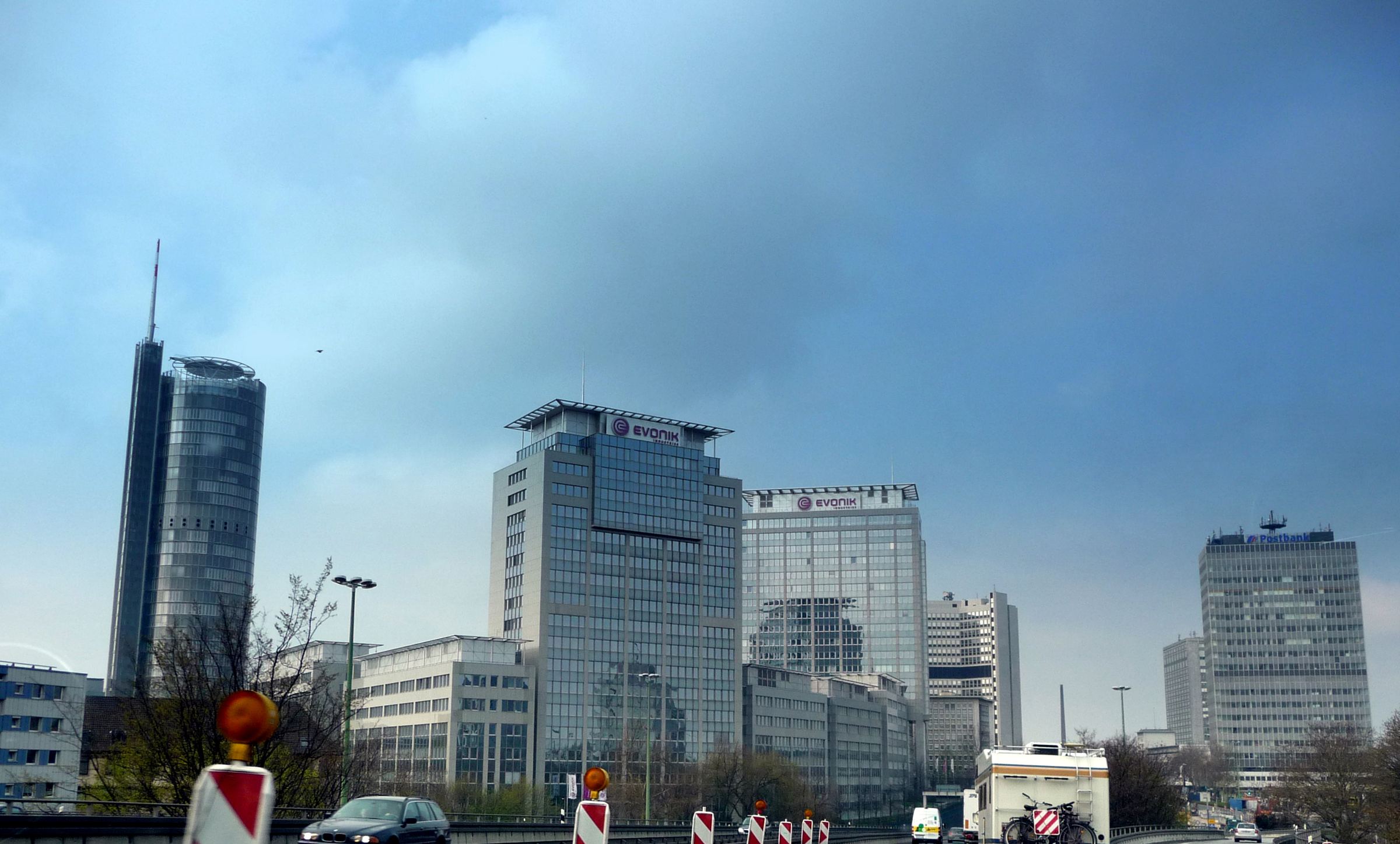 Essen: Skyline der Innenstadt mit Bürohochhäusern