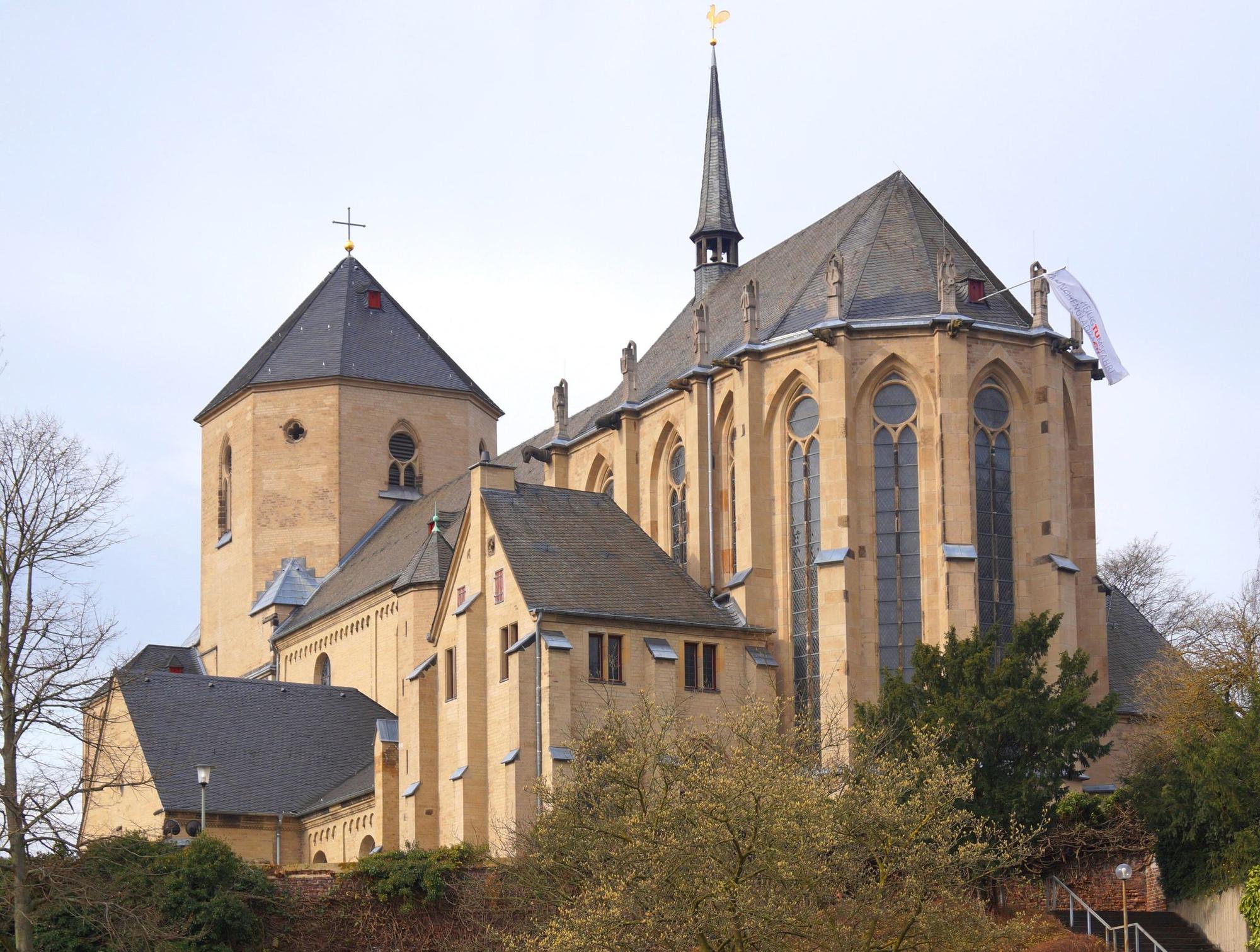 Mönchengladbach: Münster St. Vitus vom Abteigarten aus gesehen