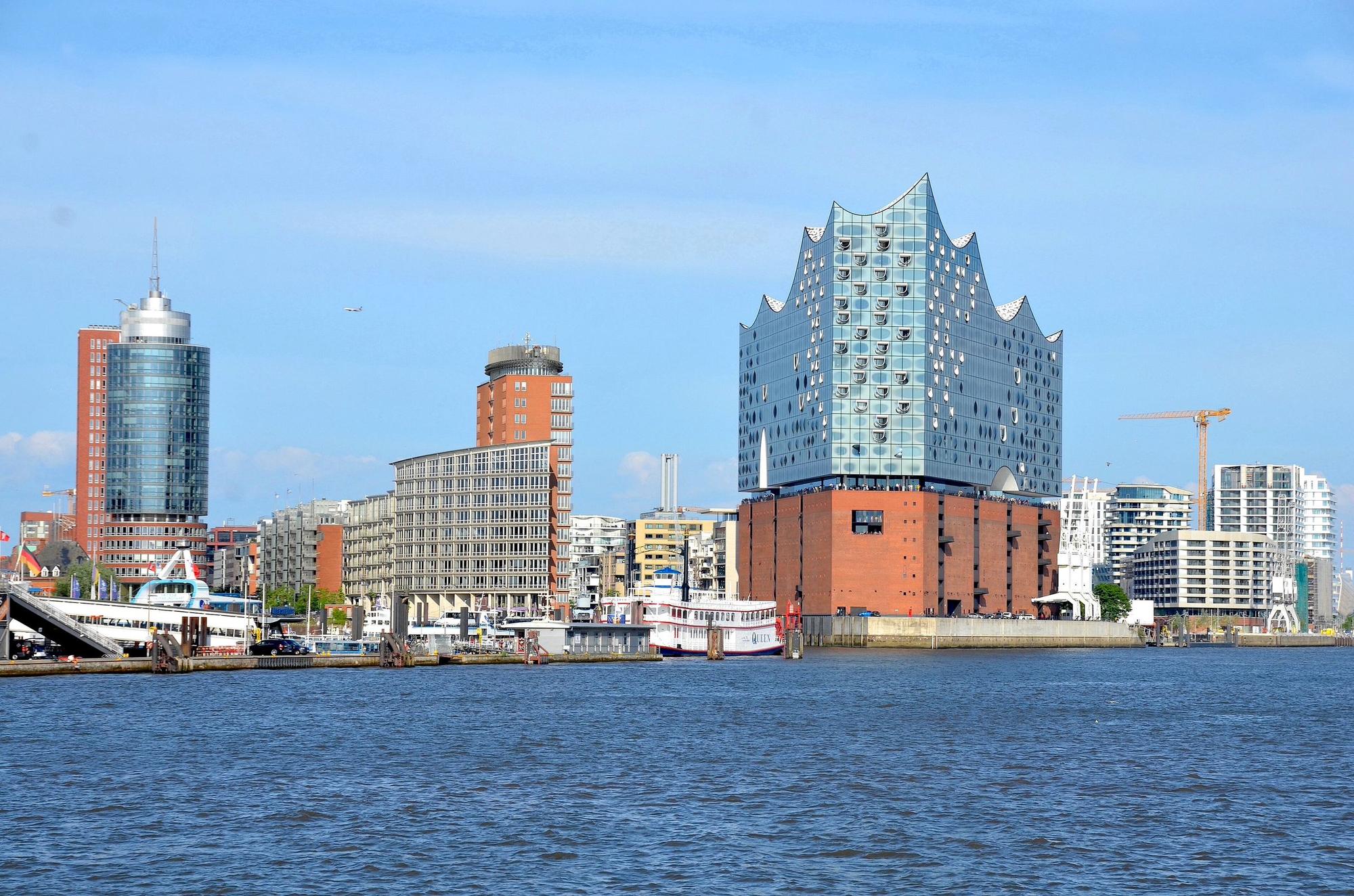 Hamburg: Hafen mit Elbphilharmonie und Columbushaus