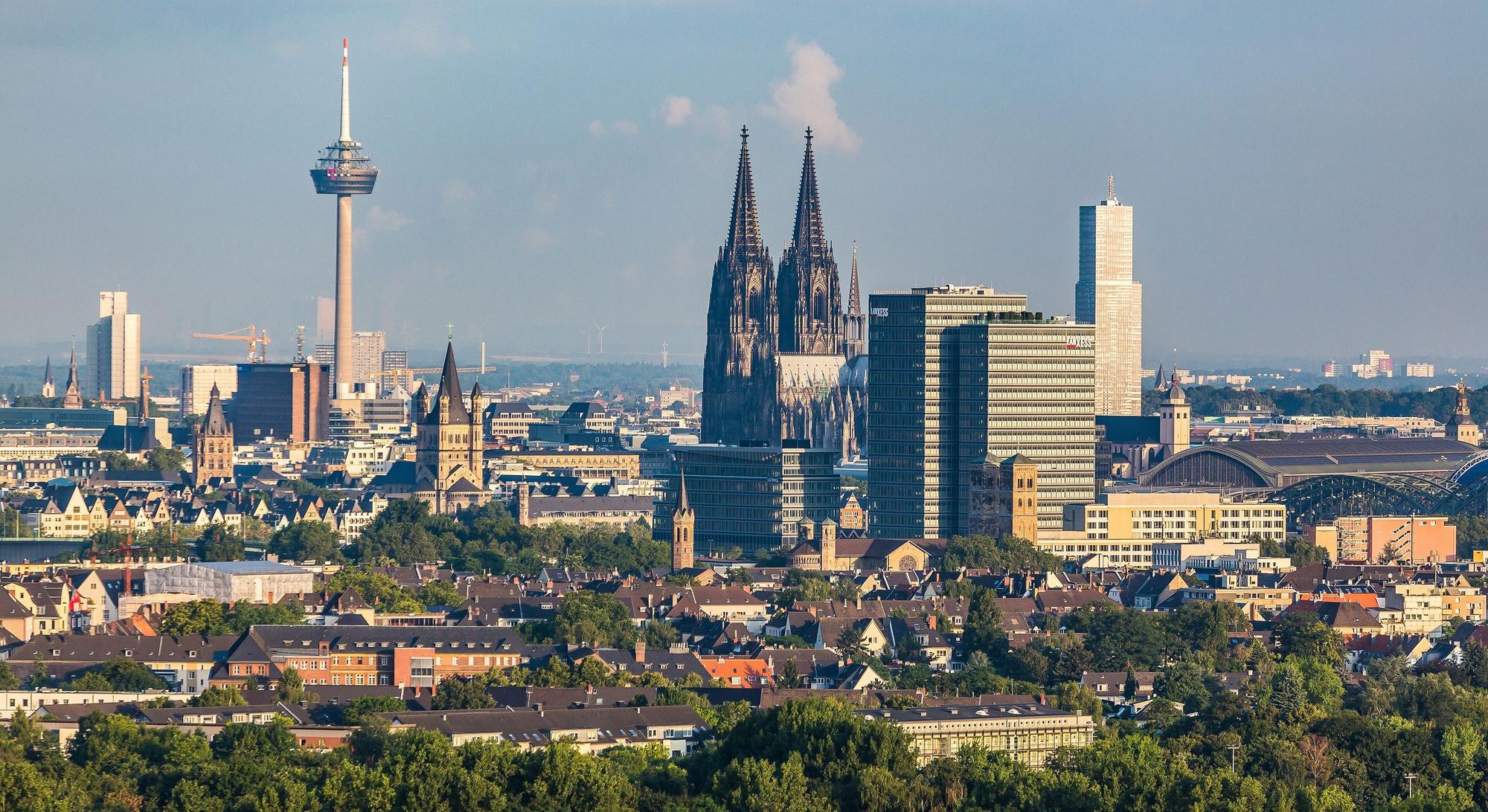 Köln: Blick über die Altstadt mit Kölner Dom und Fernsehturm Colonius