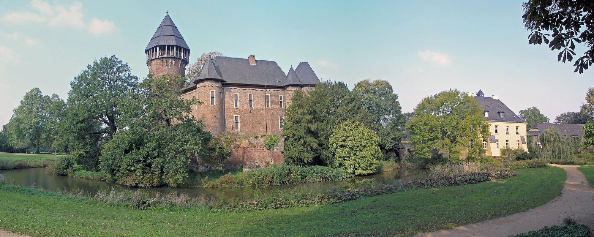 Krefeld: Burg Linn mit Wassergraben