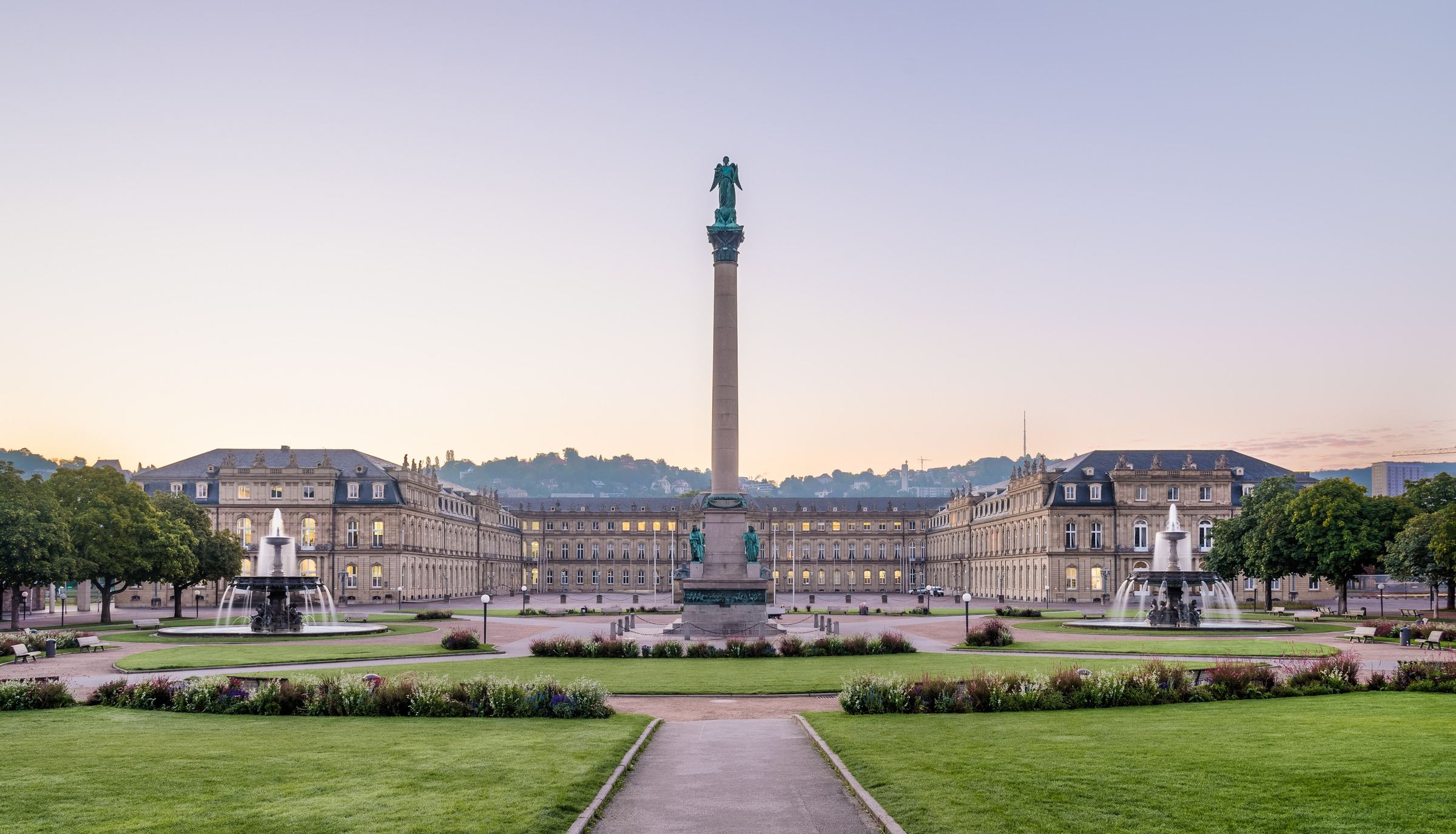 Stuttgart: Schlossplatz mit Neuem Schloss und Jubiläumssäule
