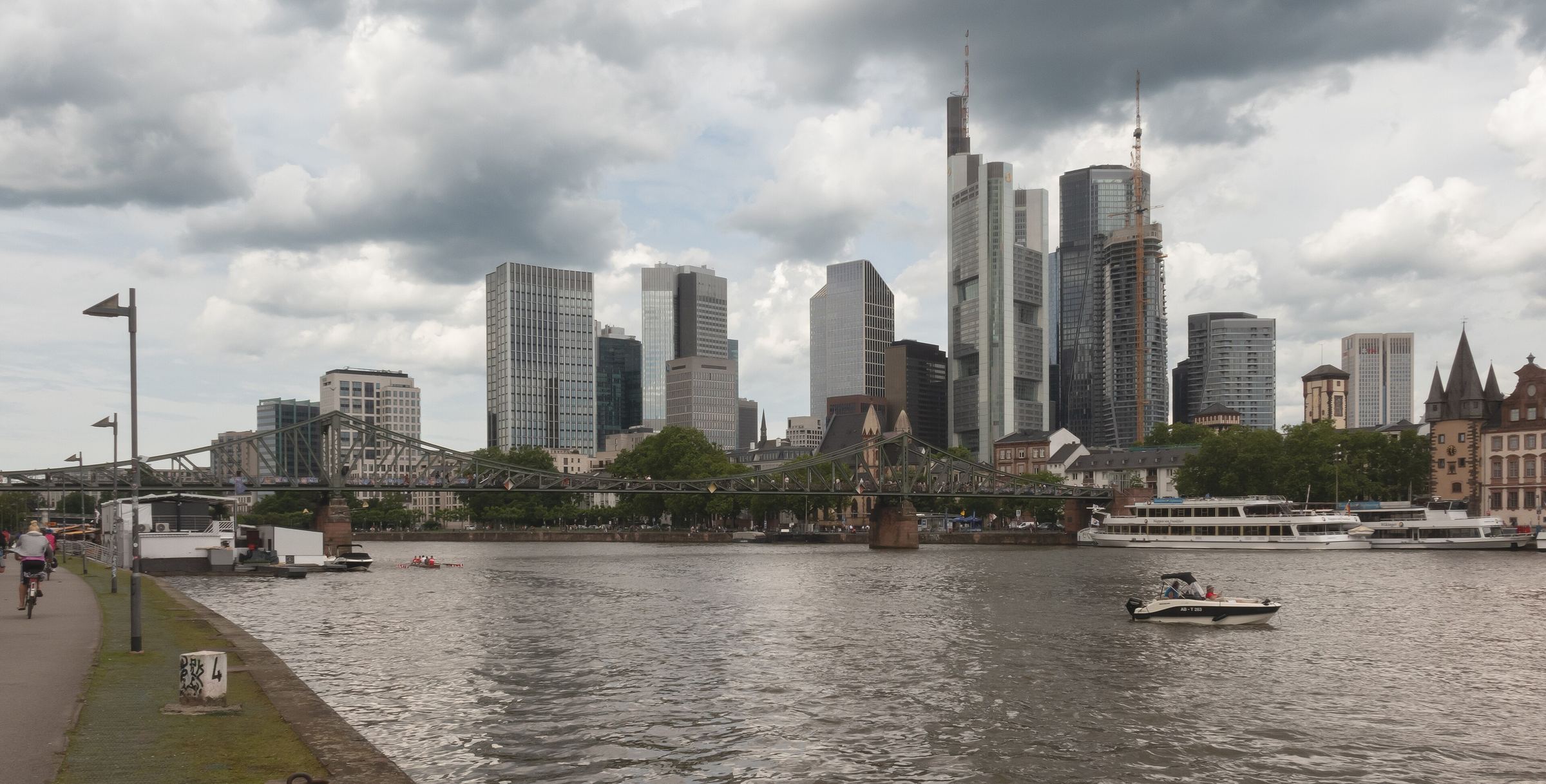 Frankfurt am Main: Skyline am Main vom Eisernen Steg