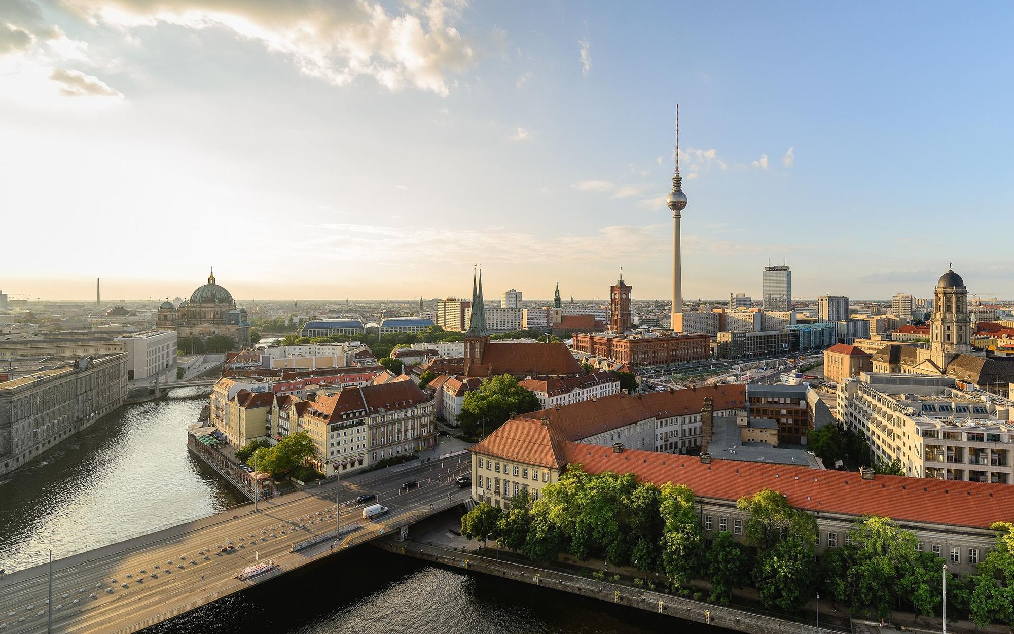 Berlin: Blick über die Spree und Mitte mit Fernsehturm