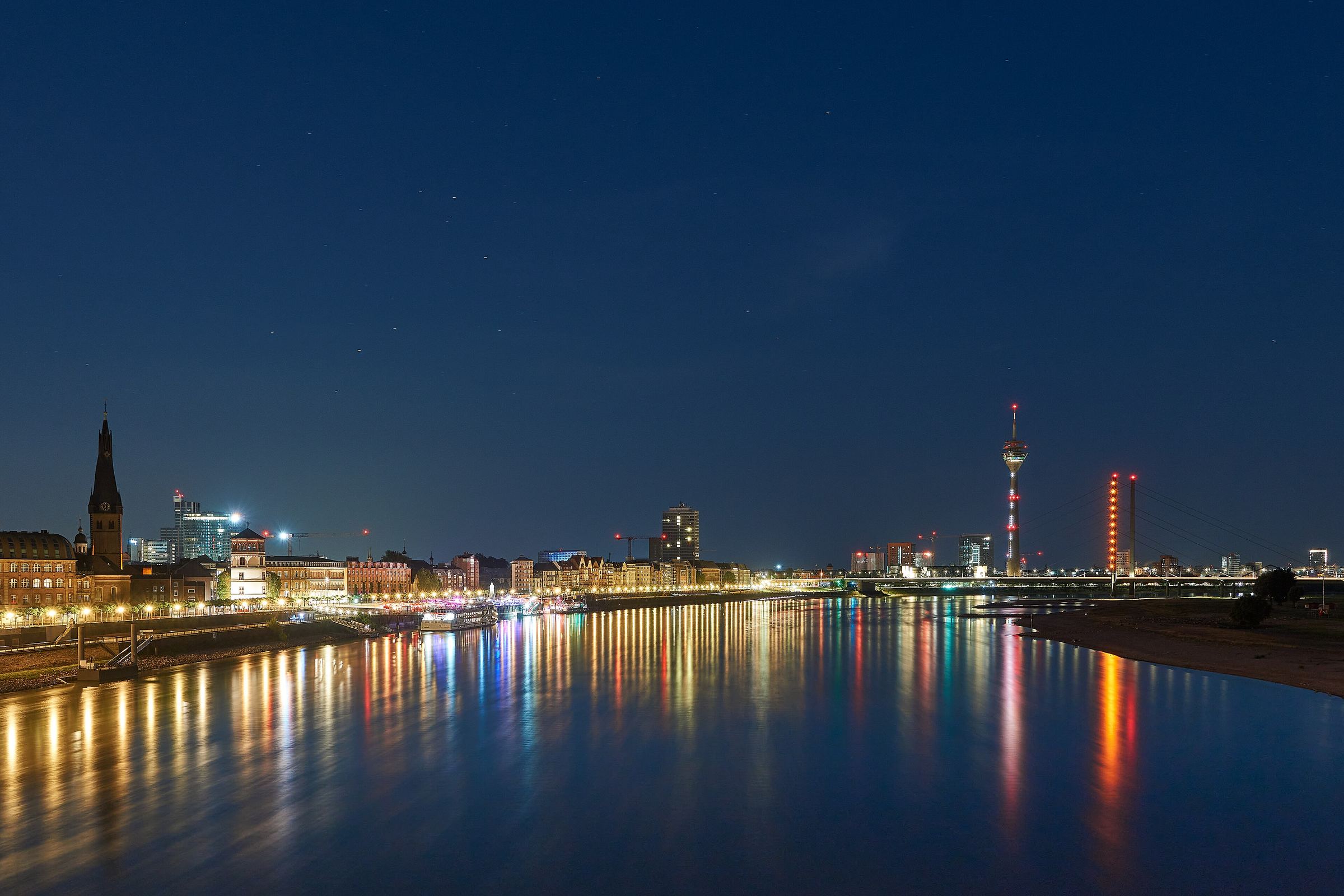 Düsseldorf: Rheinufer und Altstadt-Skyline mit Rheinturm am Abend